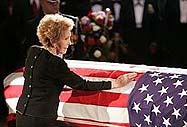 Nancy Reagan am Sarg ihres Mannes anläßlich der Trauerfeier am 12.6.2004.