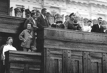 23.10.1926: Stalin setzt Trotzki ab (beide in weier Jacke).